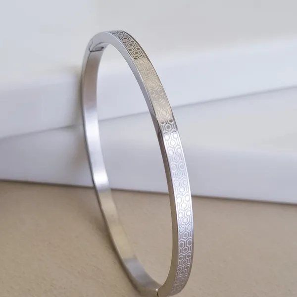 Honeycomb_Engraved_Silver_Bangle