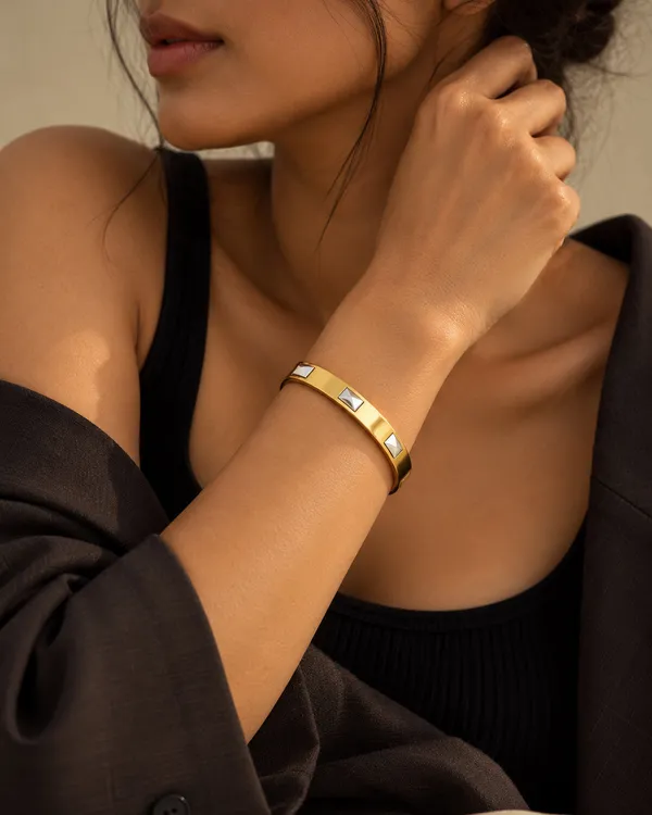 Pyramid_Stud_Side_Lock_Cuff_Bracelet