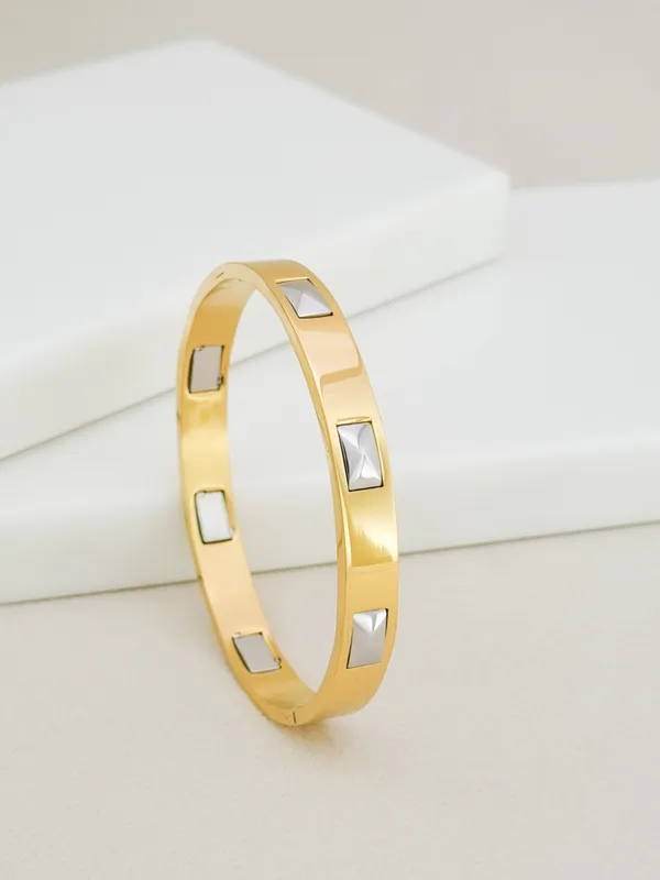Gold_Stainless_Steel_Pyramid_Stud_Side_Lock_Cuff_Bracelet_For_Women