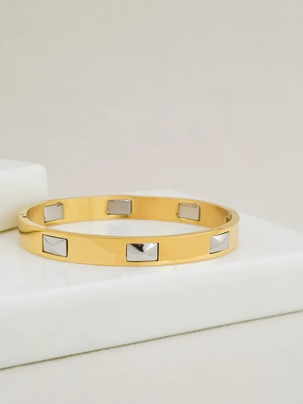 Gold_Stainless_Steel_Pyramid_Stud_Side_Lock_Cuff_Bracelet_For_Women