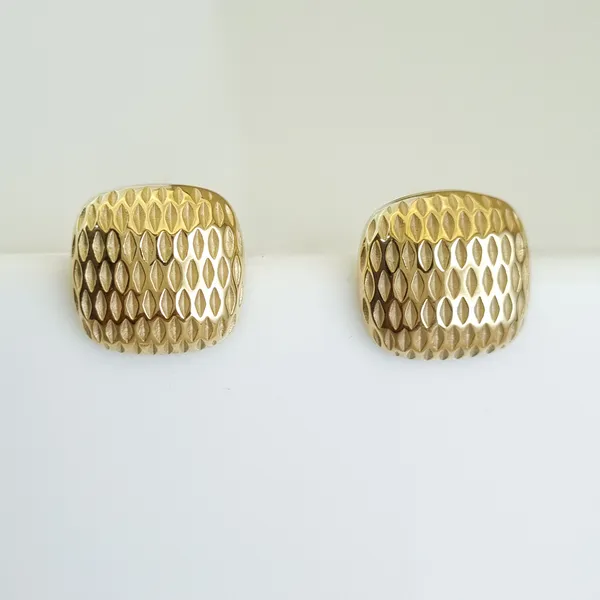 Aura_Ribbed_Cushion_Stud_Earrings