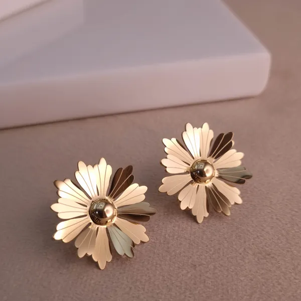 Gold_Stainless_Steel_Daisy_Stud_Earrings_For_Women