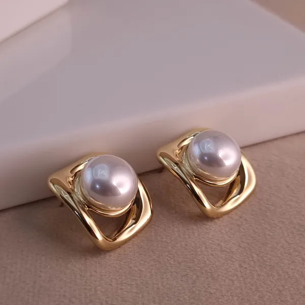Golden_Pearl_Accent_Earrings