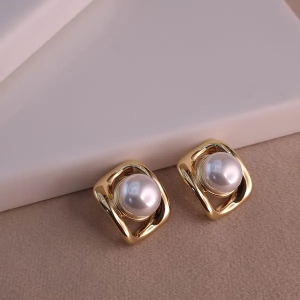 Golden_Pearl_Accent_Earrings