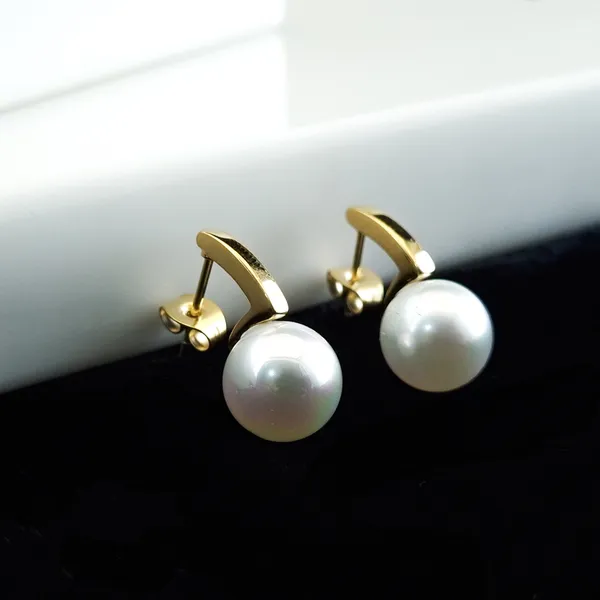 Luminous_Pearl_Drop_Huggie_Earrings