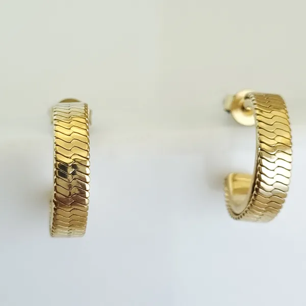 Nova_Embossed_Huggie_Hoops