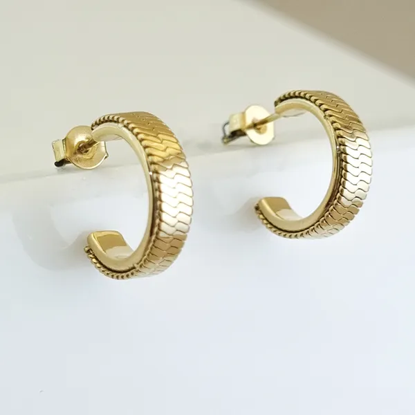 Nova_Embossed_Huggie_Hoops