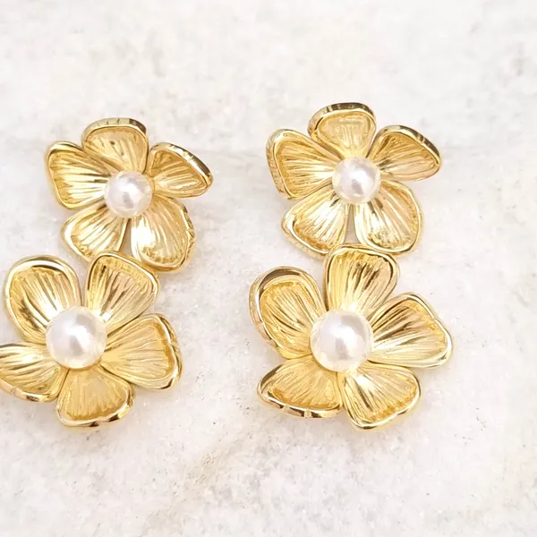 Pearl_Centre_Flower_Stud_Earrings