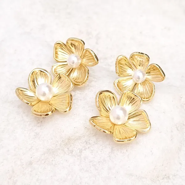 Pearl_Centre_Flower_Stud_Earrings
