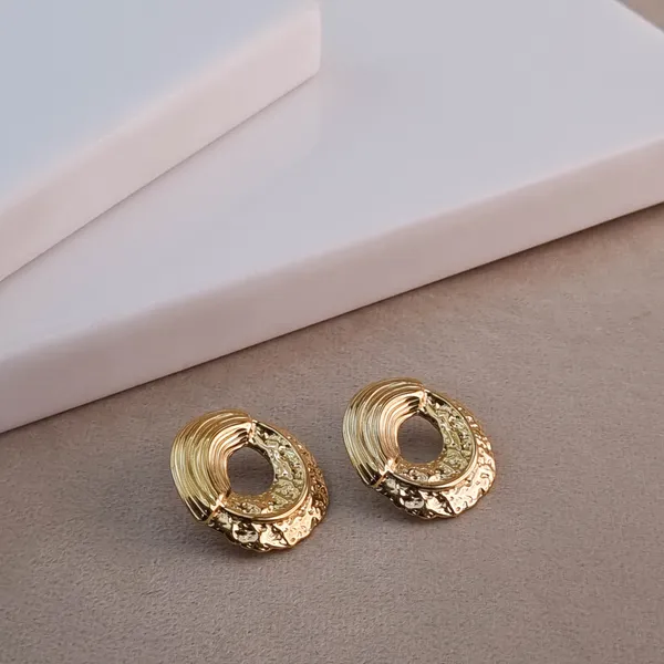 Sculpted_Glow_Earrings