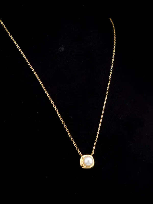 Gold_Stainless_Steel_Cushion_Bezel_Pearl_Pendant_Necklace_For_Women