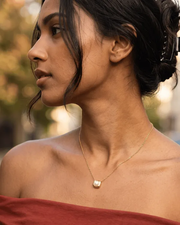 Gold_Stainless_Steel_Cushion_Bezel_Pearl_Pendant_Necklace_For_Women