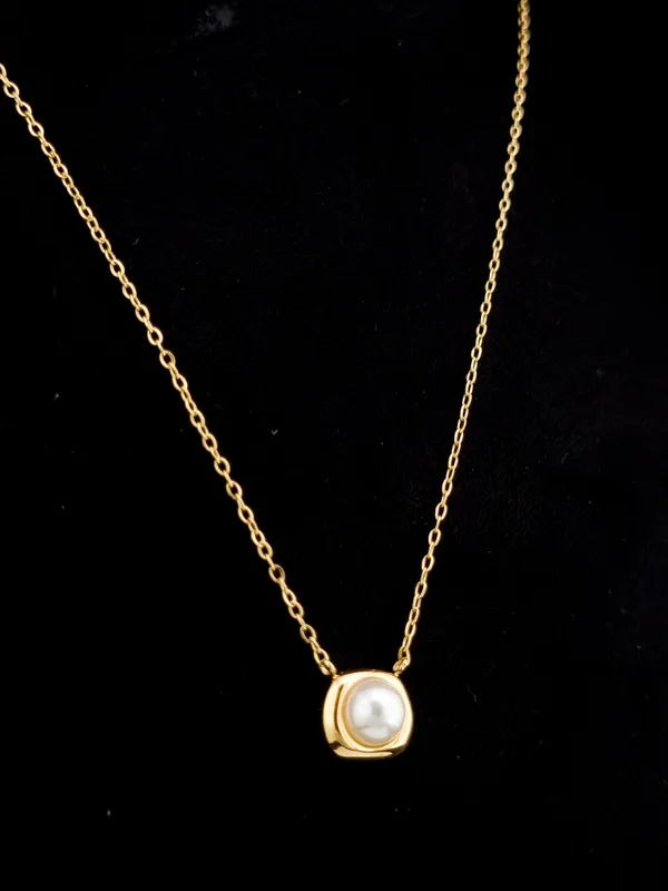 Gold_Stainless_Steel_Cushion_Bezel_Pearl_Pendant_Necklace_For_Women