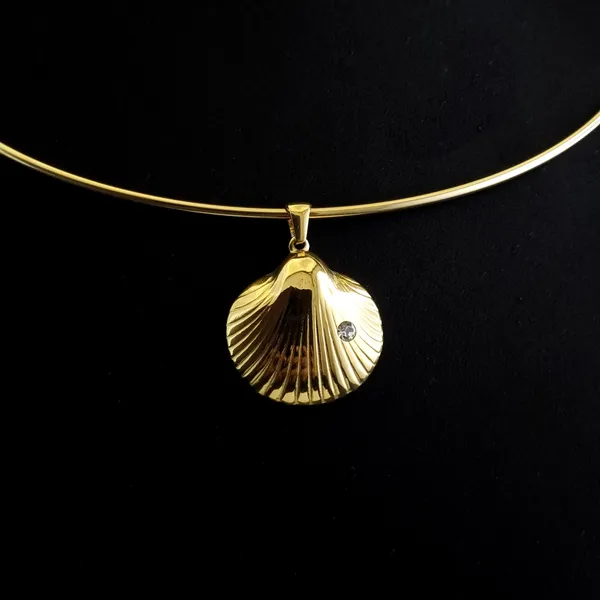 Gold_Stainless_Steel_Sculpted_Shell_Torque_Choker_For_Women