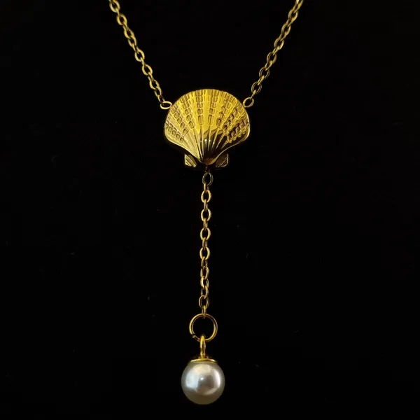 Gold_Stainless_Steel_Seashell_Lustre_Pendant_Necklace_For_Women