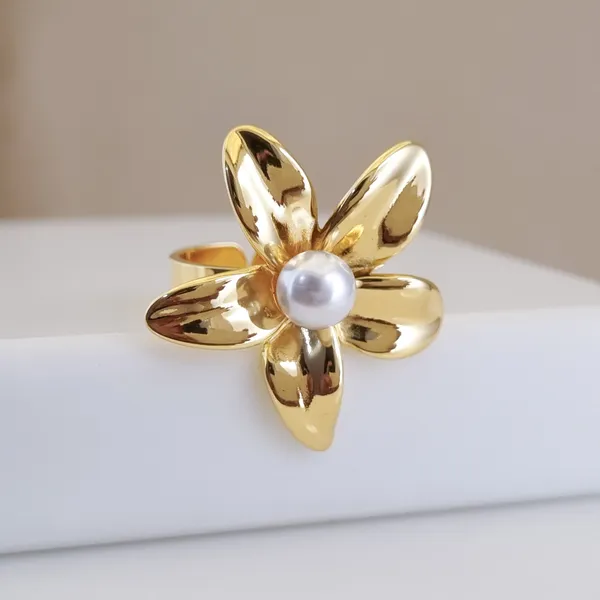 Gilded_Petal_Pearl_Ring