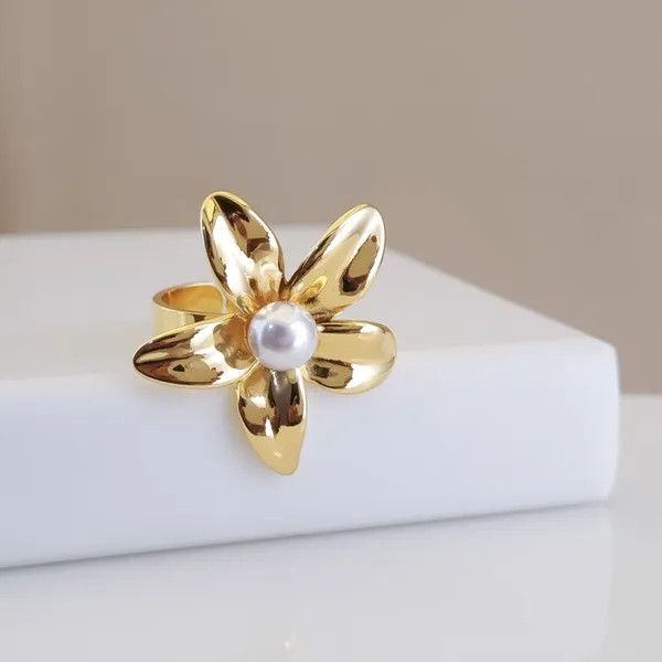 Gilded_Petal_Pearl_Ring