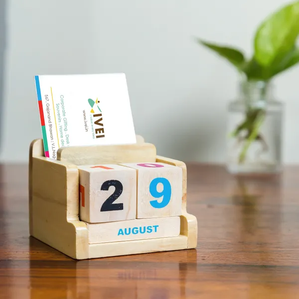 Wooden_Minimalist_Perpetual_Desk_Calendar_With_Card_Holder