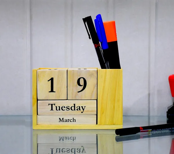 Wooden_Minimal_Large_Perpetual_Desk_Calendar_With_Pen_Holder