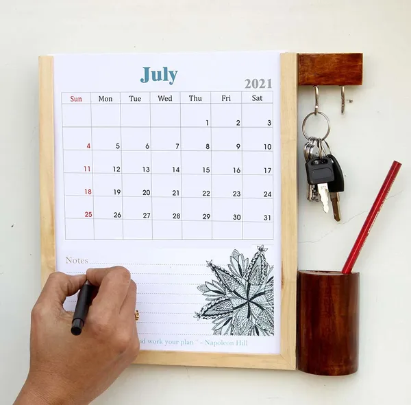 Wooden_Wall_Calendar_Planner_With_Key_And_Pen_Holder
