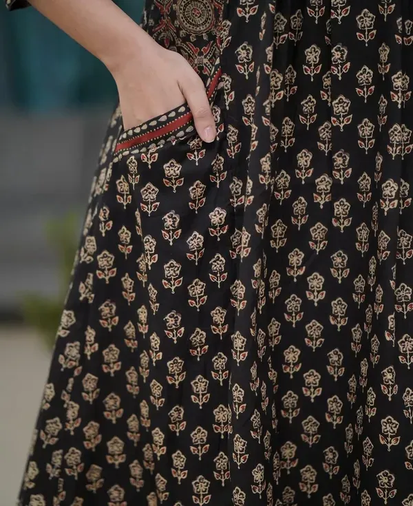 Women_Fully_Flared_Anarkali_Cotton_Floral_Printed_Black_Kurta_And_Pant_With