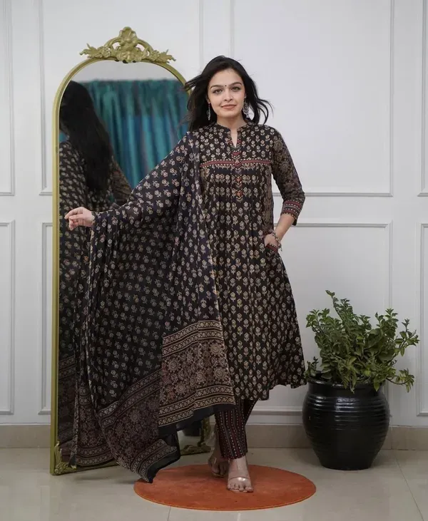 Women_Fully_Flared_Anarkali_Cotton_Floral_Printed_Black_Kurta_And_Pant_With