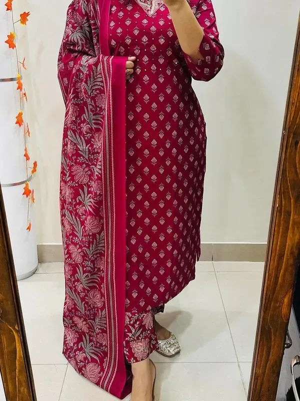 Women_Straight_V_Neck_Floral_Printed_Cotton_Maroon_Kurta_With_Pant_And_Dupa