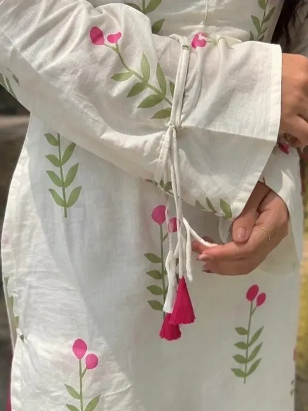 Women_And_Girls_Farshi_Cotton_Flower_Printed_White_Kurti_With_Back_Side_Dor