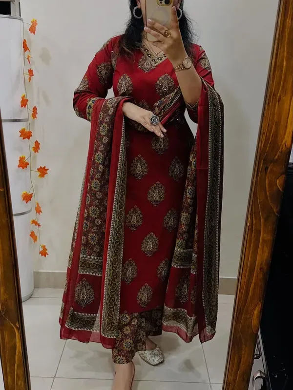 Women_Straight_V_Neck_Floral_Printed_Cotton_Red_Kurta_With_Pant_And_Dupatta
