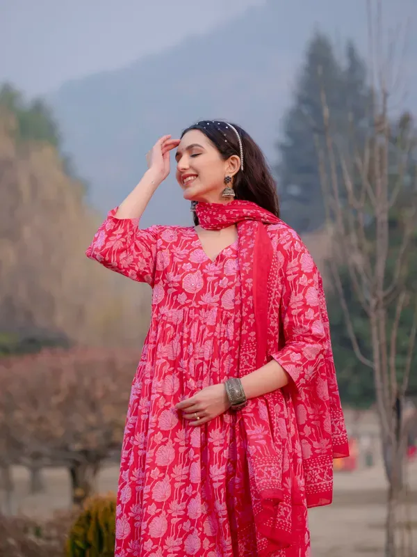 Women_Trendy_Dark_Pink_Cotton_Flower_Printed_Mirror_Worked_Kurta_And_Pant_W_More