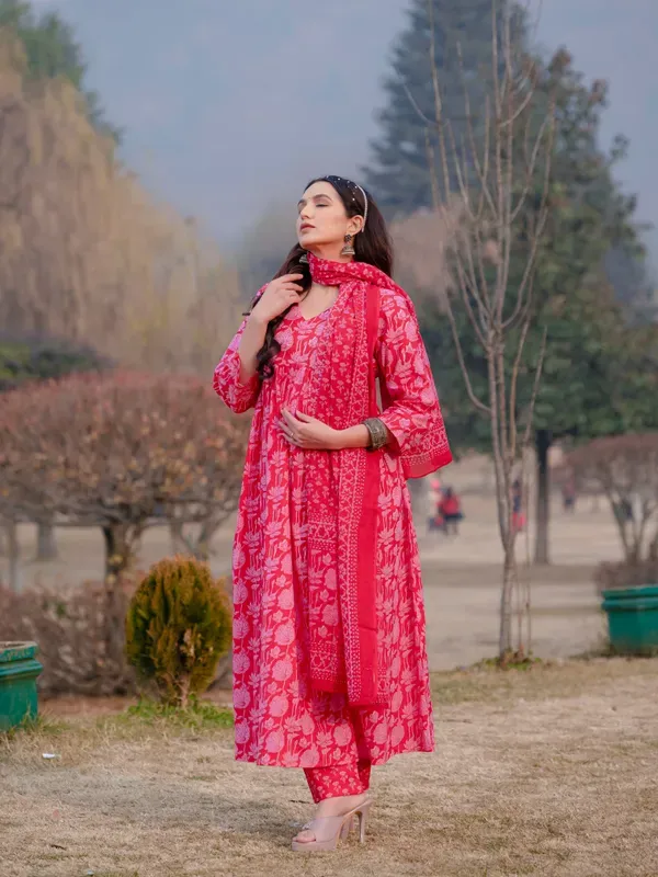 Women_Trendy_Dark_Pink_Cotton_Flower_Printed_Mirror_Worked_Kurta_And_Pant_W_More