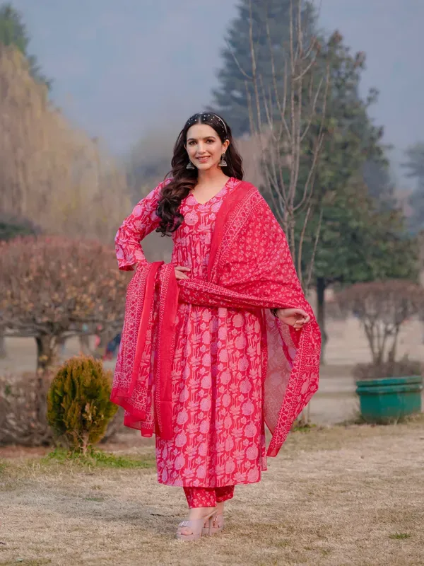 Women_Trendy_Dark_Pink_Cotton_Flower_Printed_Mirror_Worked_Kurta_And_Pant_W_More