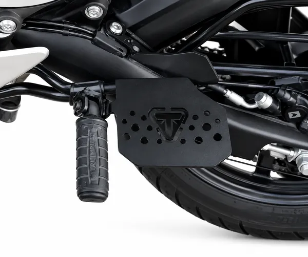 Triumph_400x_Pillion_Footrest_Set