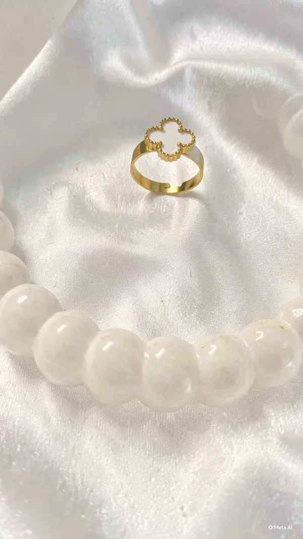 Clove_Ring_White