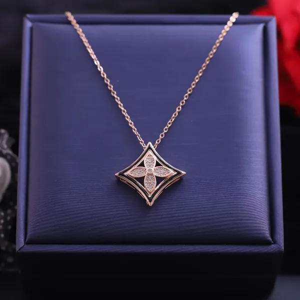 Rose_Gold_Geometric_Pendant_Necklace_for_Women