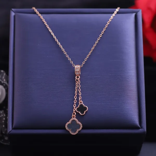 Rose_Gold_Clover_Pendant_Necklace_for_Women