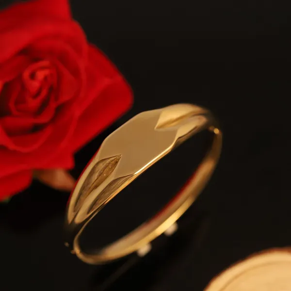 Gold_Leaf_Design_Bangle_for_Women