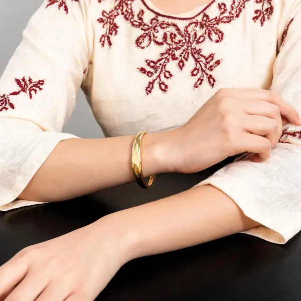 Gold_Leaf_Design_Bangle_for_Women