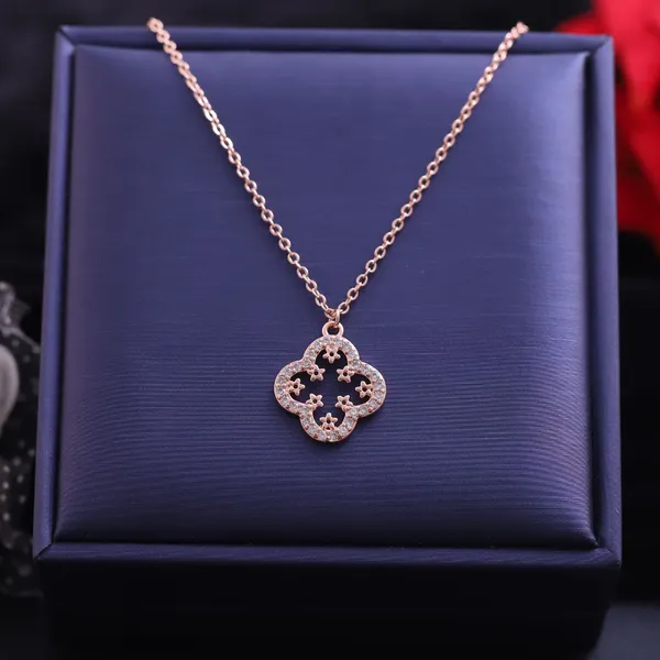 Rose_Gold_Quatrefoil_Pendant_Necklace_for_Women
