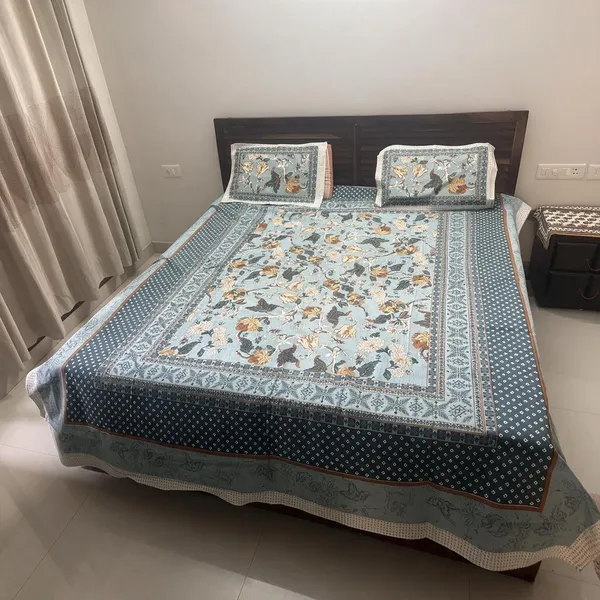 Floral_Printed_King_Size_Bedsheet_With_Pillow_Covers