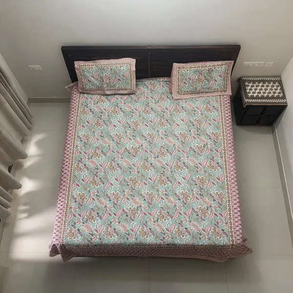 Floral_Printed_Bedspread_With_Pillow_Covers