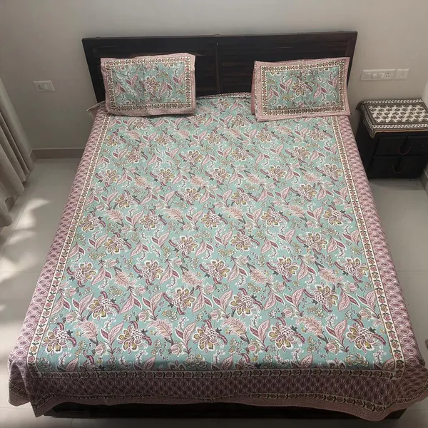 Floral_Printed_Bedspread_With_Pillow_Covers