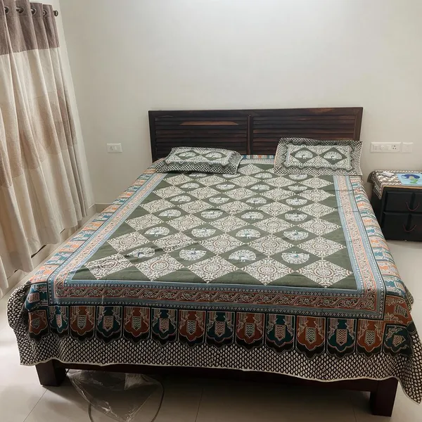 Printed_Geometric_Pattern_Bedsheet_With_Pillow_Covers