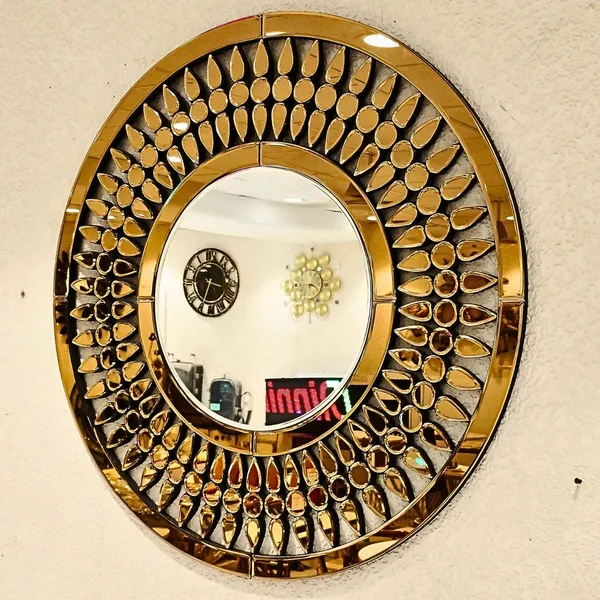 Modern_Unique_Decorative_Round_Shape_Wall_Mirror
