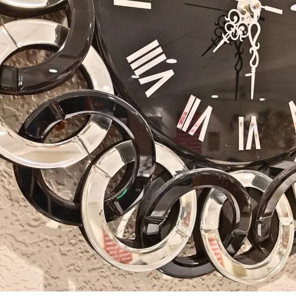 Glamorous_Mirror_Wall_Clock_With_Black_And_White_Finish_Audi