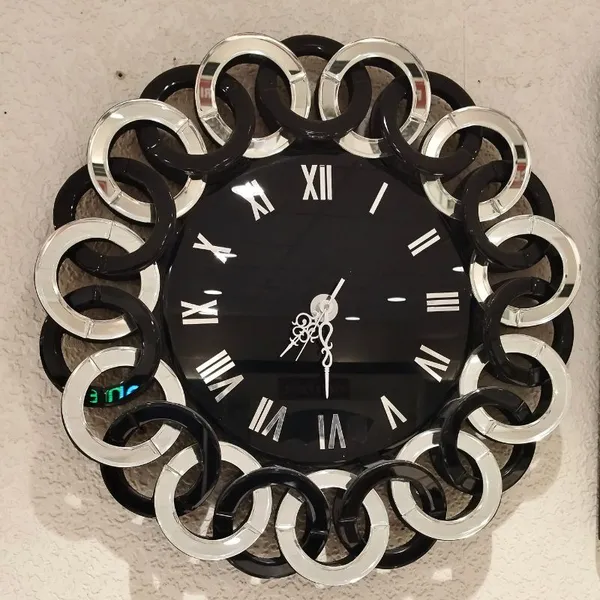 Glamorous_Mirror_Wall_Clock_With_Black_And_White_Finish_Audi