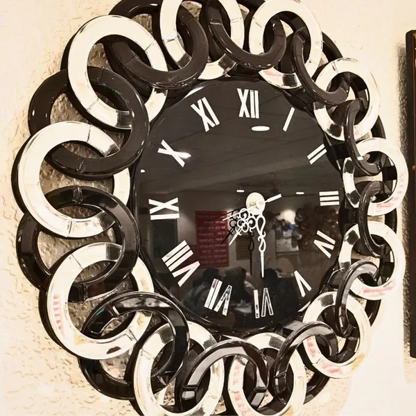 Glamorous_Mirror_Wall_Clock_With_Black_And_White_Finish_Audi