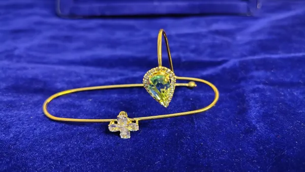 Gold_Crystal_Teardrop_Open_Bangle_Bracelet_For_Women