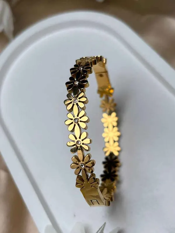Gold_Stainless_Steel_Floral_Link_Bracelet_For_Women