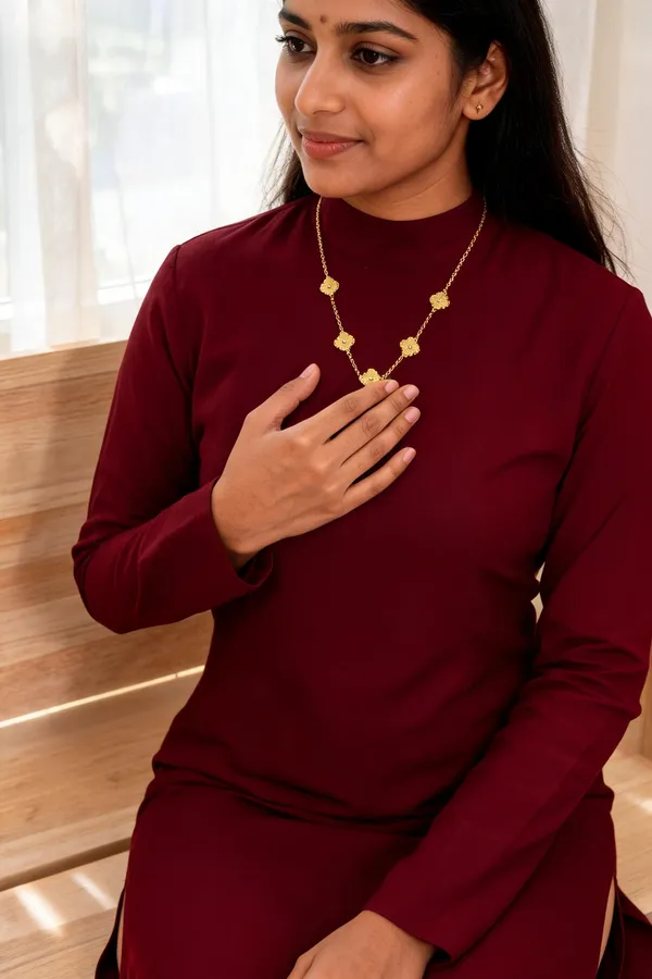 Gold_Clover_Motif_Pendant_Necklace_For_Women